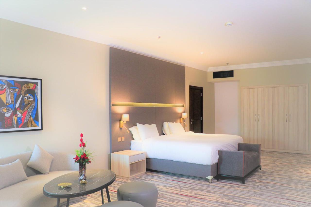Chambre Chic Lit King-Size - Vue sur Ville/Piscine - Non-Fumeurs