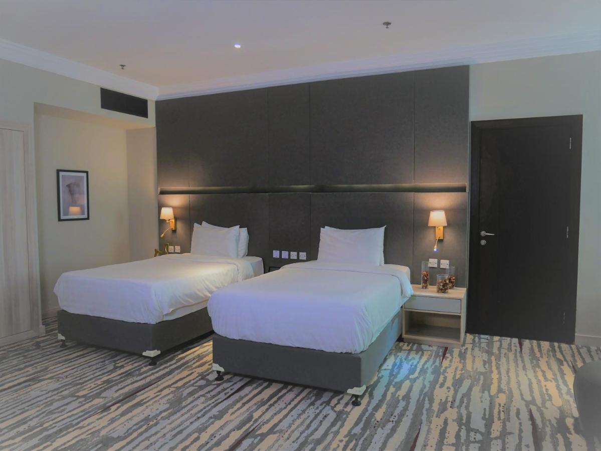 Chambre Classy avec 2 Lits Simples - Vue sur Ville/Piscine - Non-Fumeurs